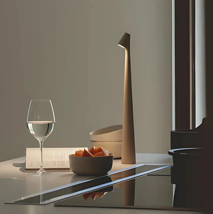 La Lumière d'Opale - Tischlampe aus Opalglas und Metall | Elegante und raffinierte Beleuchtung