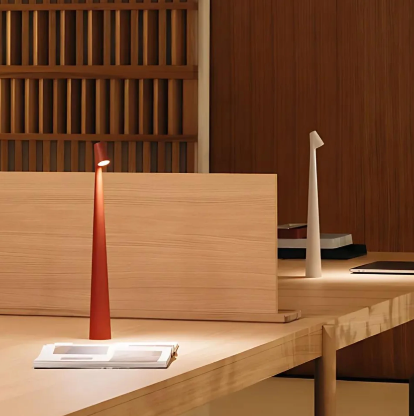 La Lumière d'Opale - Tischlampe aus Opalglas und Metall | Elegante und raffinierte Beleuchtung