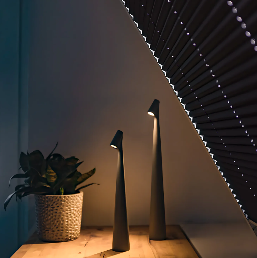 La Lumière d'Opale - Tischlampe aus Opalglas und Metall | Elegante und raffinierte Beleuchtung