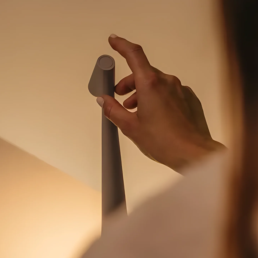 La Lumière d'Opale - Tischlampe aus Opalglas und Metall | Elegante und raffinierte Beleuchtung