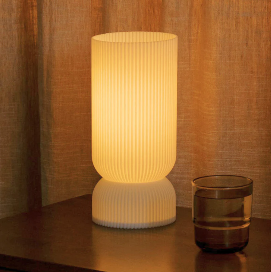 Garduru Tischlampe – Ein von der Geschichte inspiriertes Design mit einem modernen Twist