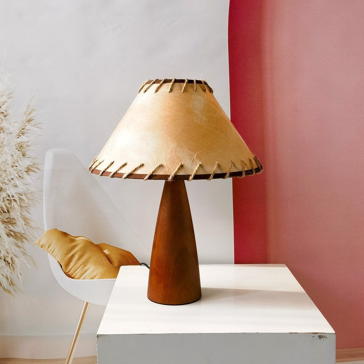 Garduru Stil Tischlampe aus Massivholz – Zeitloses Design mit warmem LED-Licht