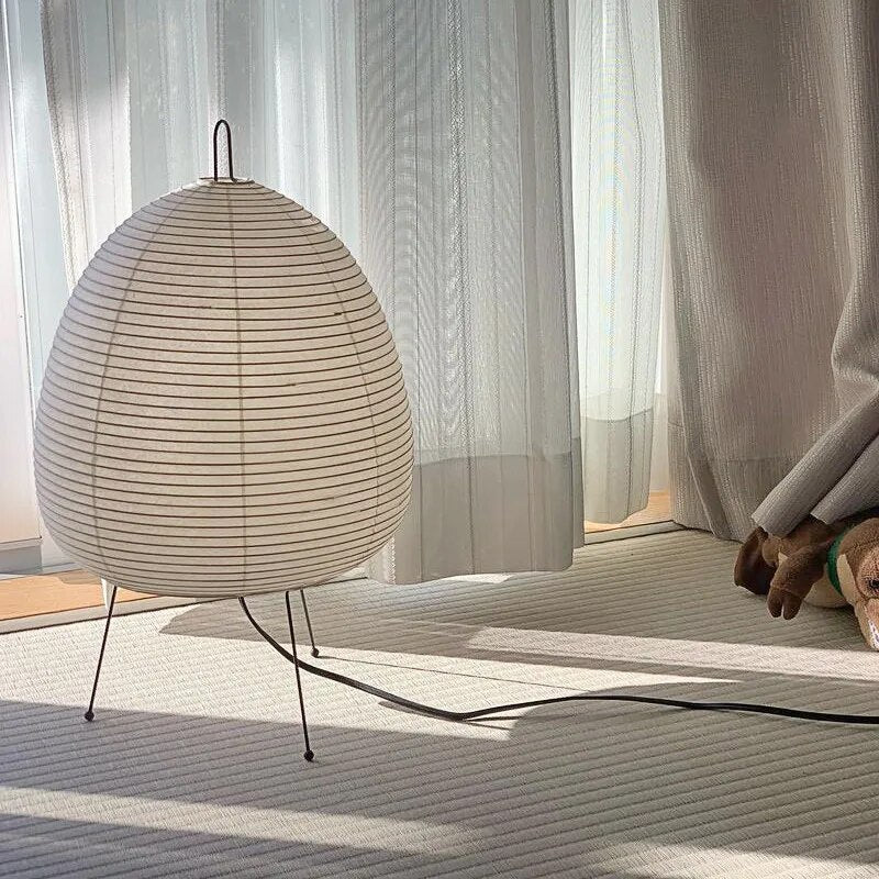 Japanische Tischlampe aus Reispapier - LED-Design Kunst mit Dreibeinholzfuß
