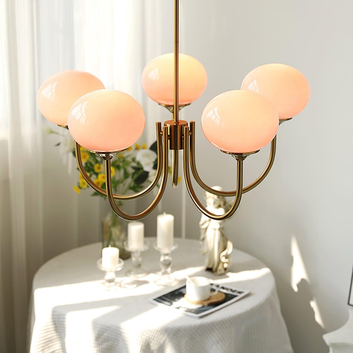 Deckenleuchte mit rosa Glasglobenschirmen