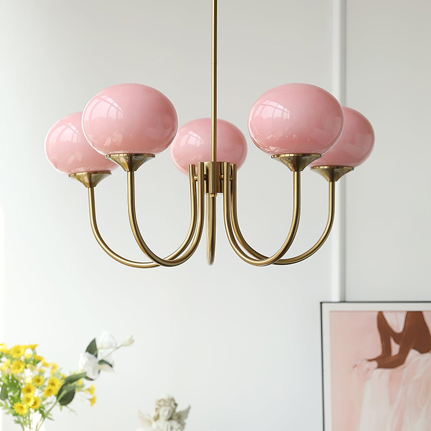 Deckenleuchte mit rosa Glasglobenschirmen