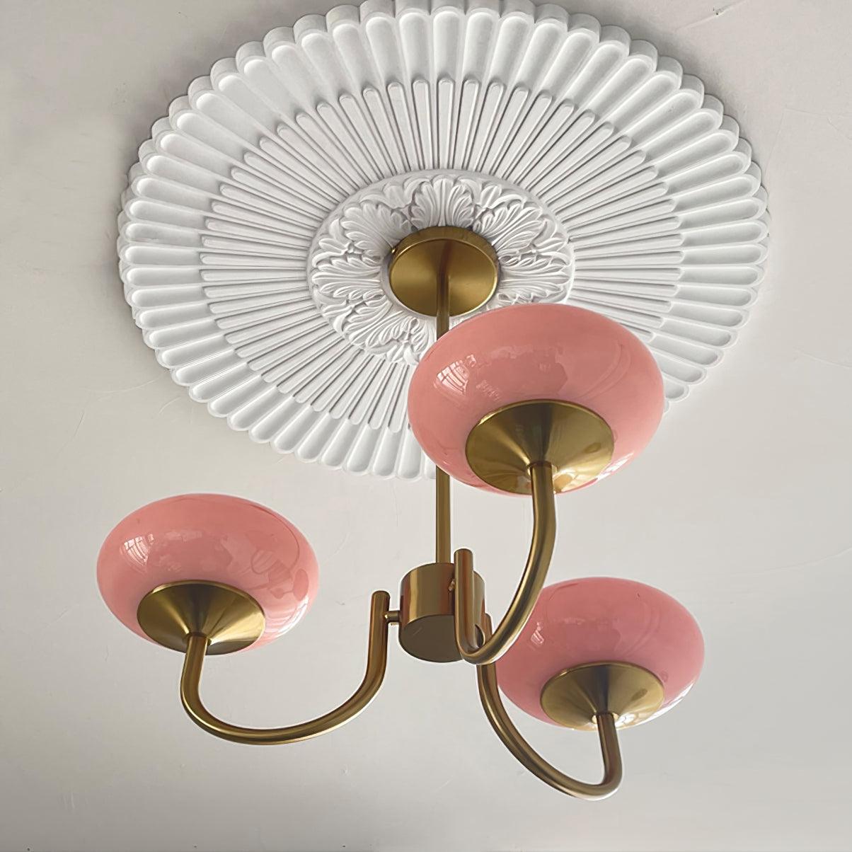 Deckenleuchte mit rosa Glasglobenschirmen