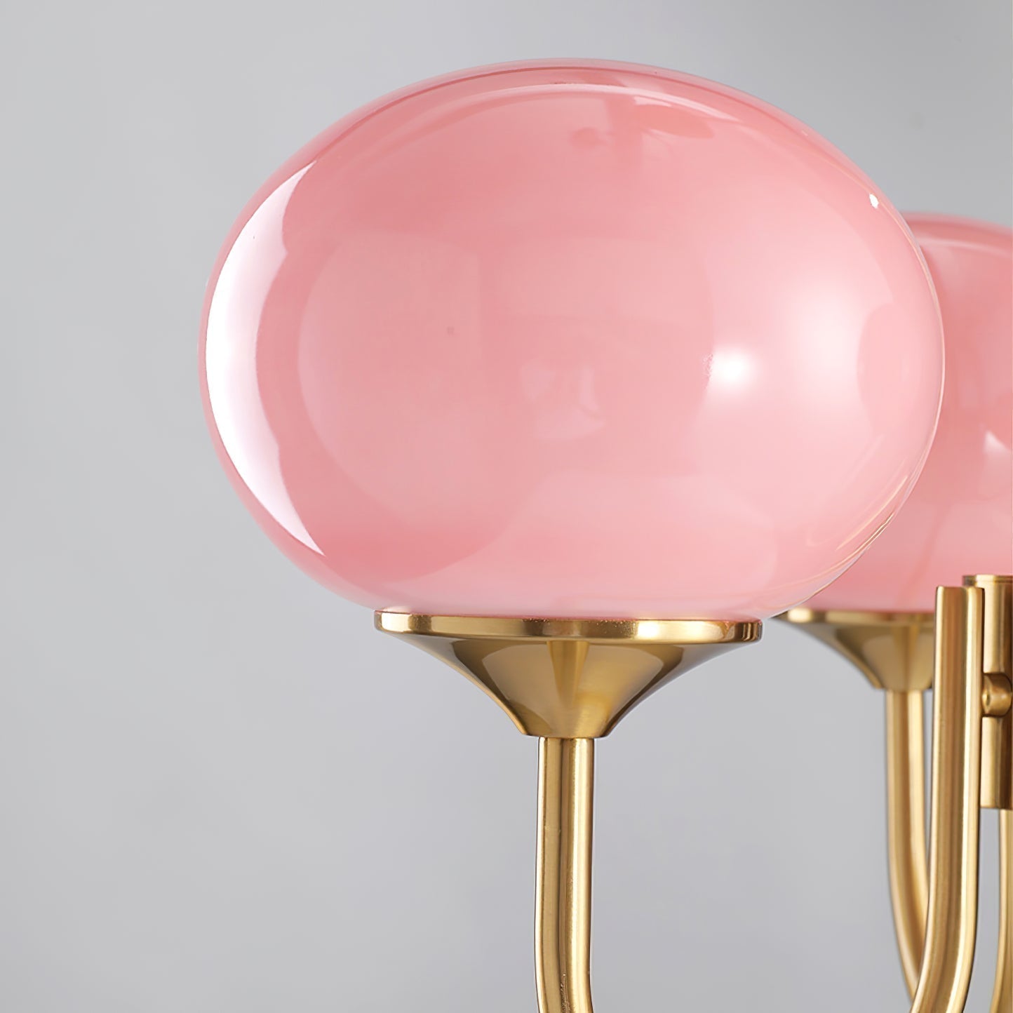 Deckenleuchte mit rosa Glasglobenschirmen