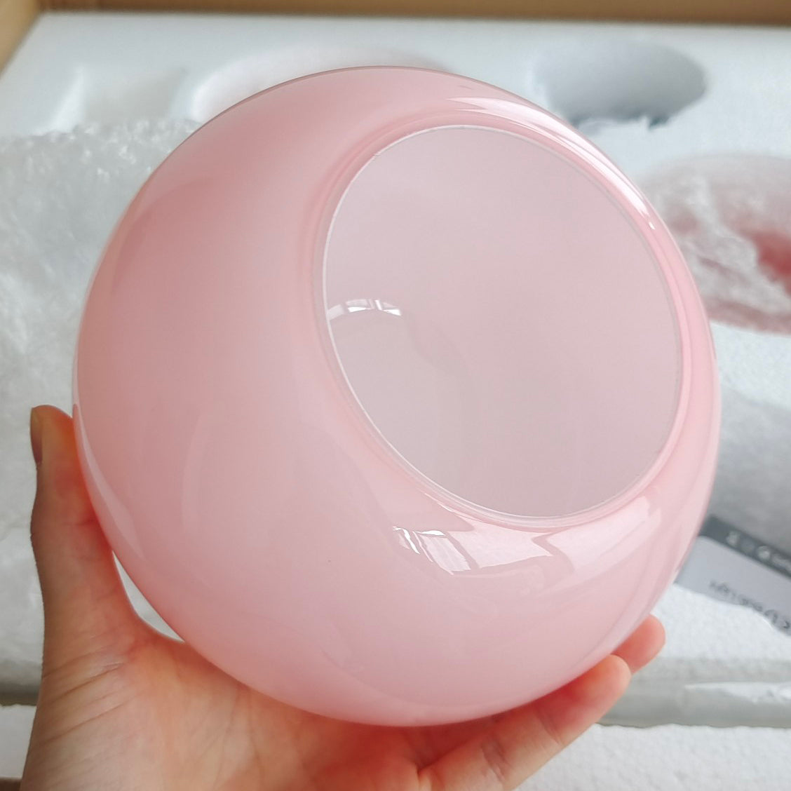 Deckenleuchte mit rosa Glasglobenschirmen