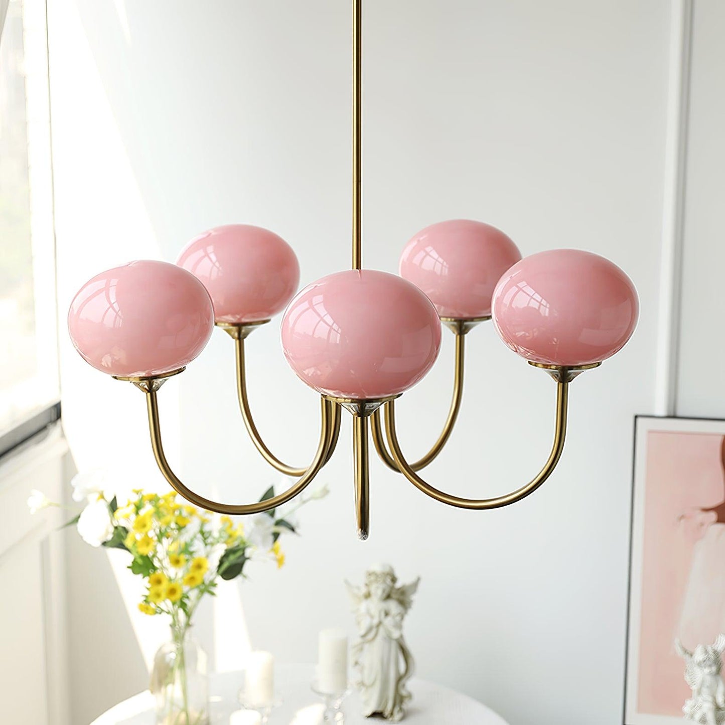 Deckenleuchte mit rosa Glasglobenschirmen
