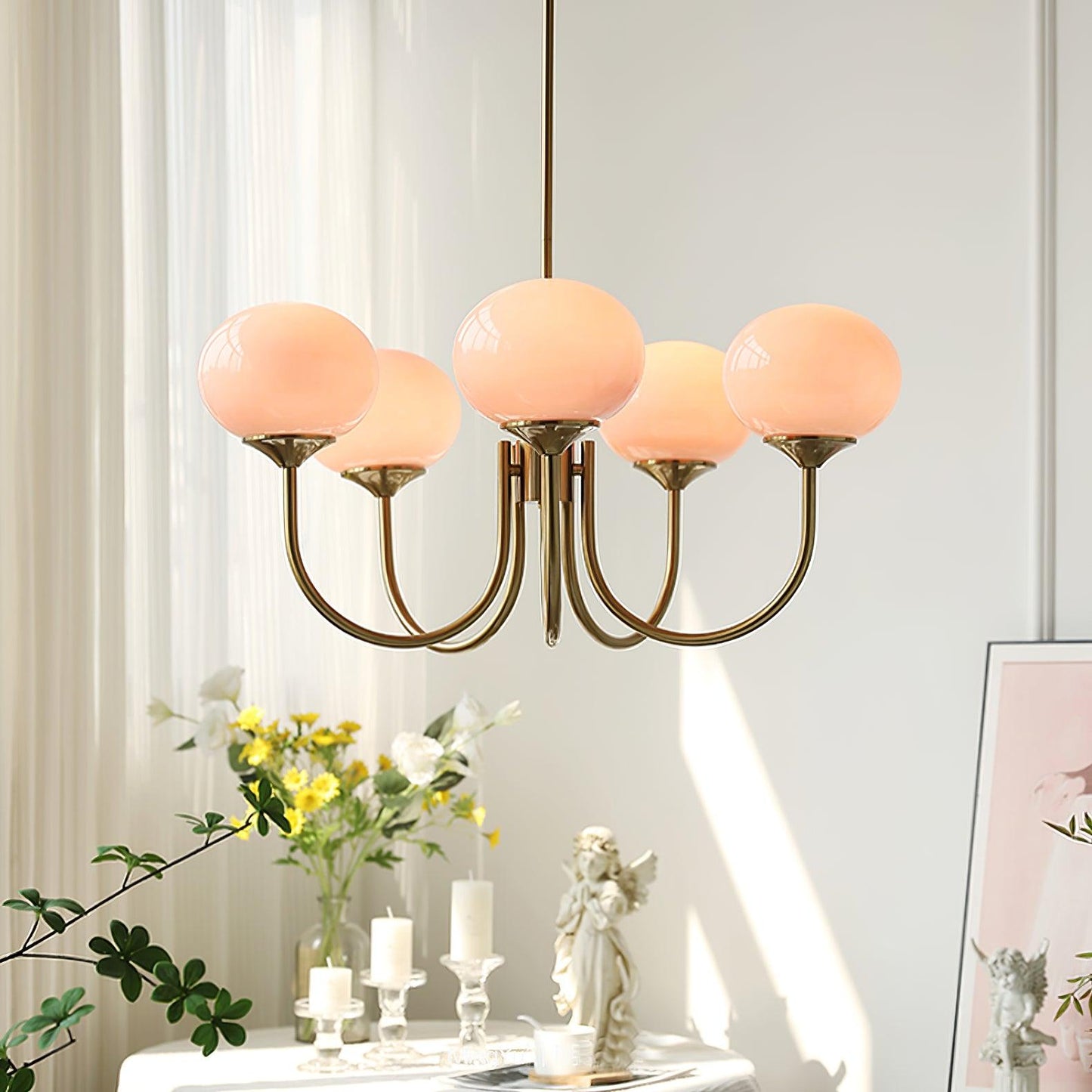Deckenleuchte mit rosa Glasglobenschirmen