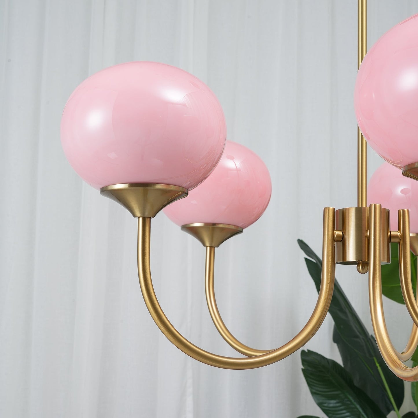 Deckenleuchte mit rosa Glasglobenschirmen