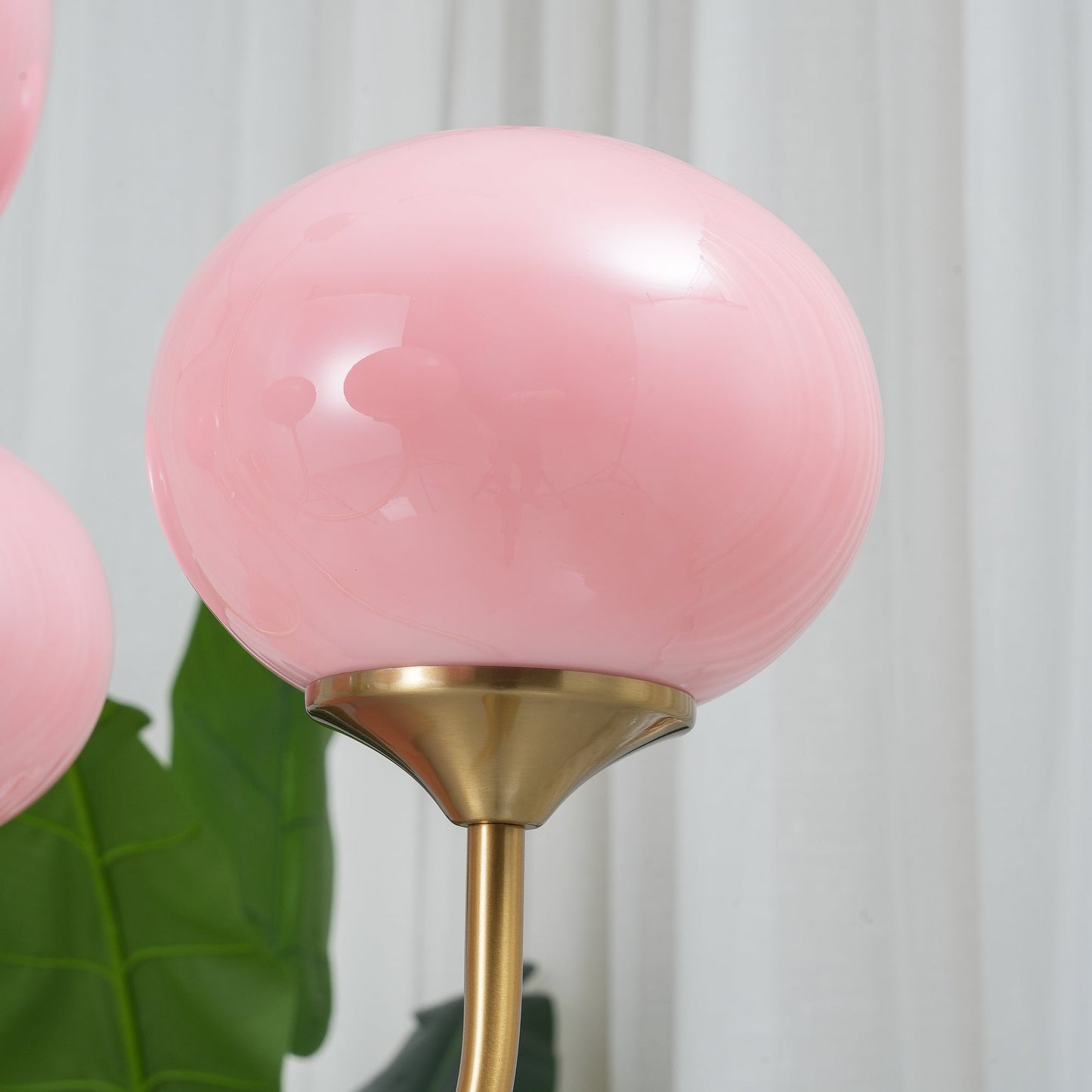 Deckenleuchte mit rosa Glasglobenschirmen