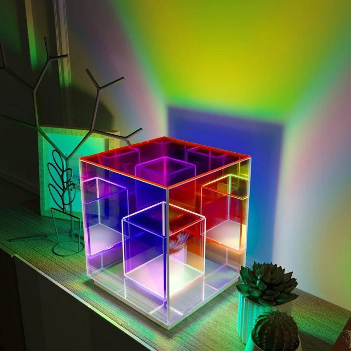 LumiPrism – Design Tischlampe mit verspieltem Licht und luxuriöser Würfelform