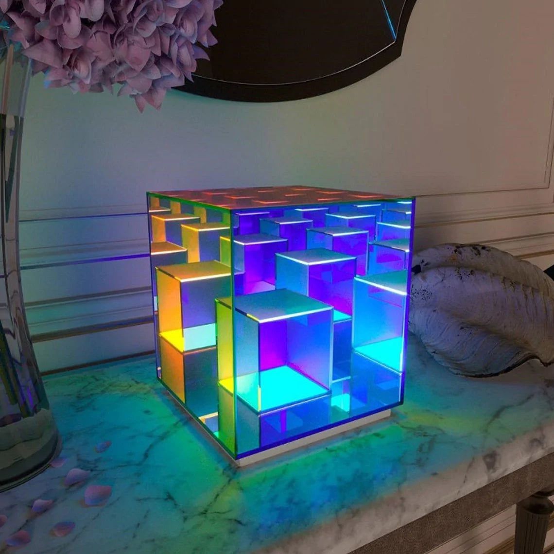 LumiPrism – Design Tischlampe mit verspieltem Licht und luxuriöser Würfelform