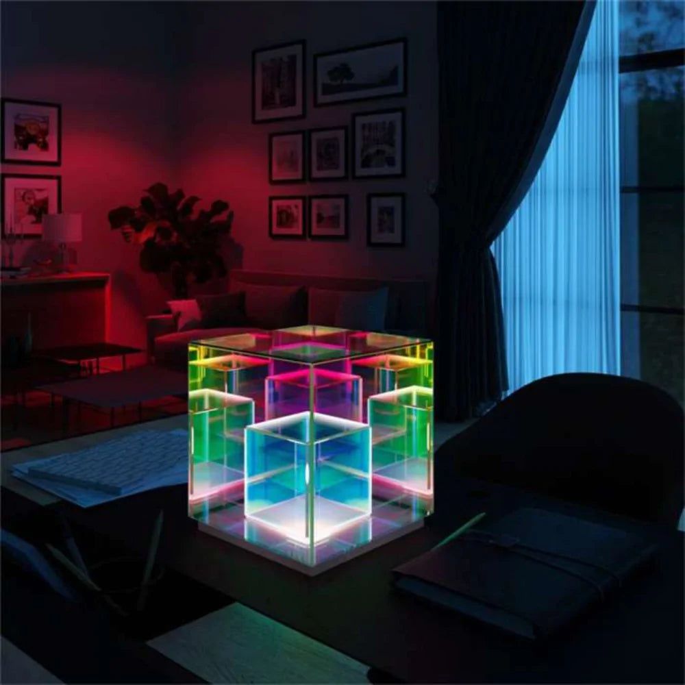LumiPrism – Design Tischlampe mit verspieltem Licht und luxuriöser Würfelform