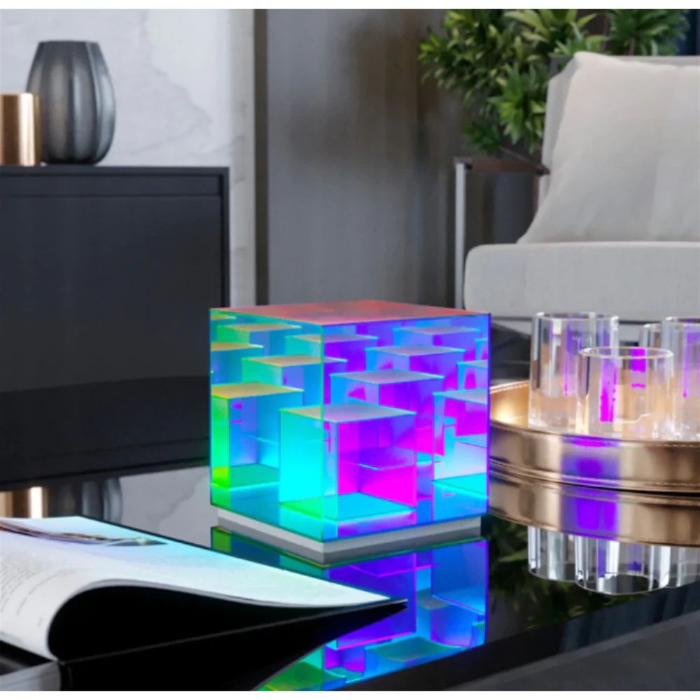 LumiPrism – Design Tischlampe mit verspieltem Licht und luxuriöser Würfelform