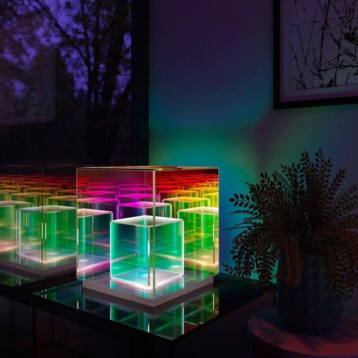 LumiPrism – Design Tischlampe mit verspieltem Licht und luxuriöser Würfelform