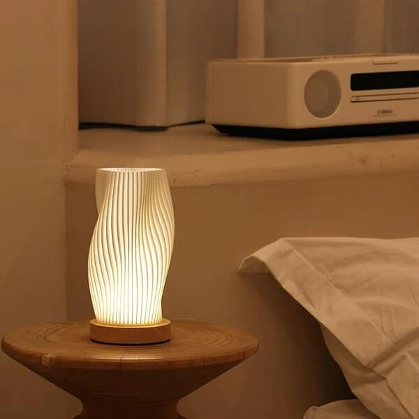 Lampe Serene Wavecrest - Zeitgenössische Eleganz mit dimmbarem USB