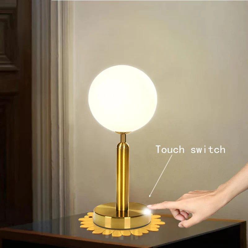 GlowSphere - Nordische Glasball Schreibtischlampe