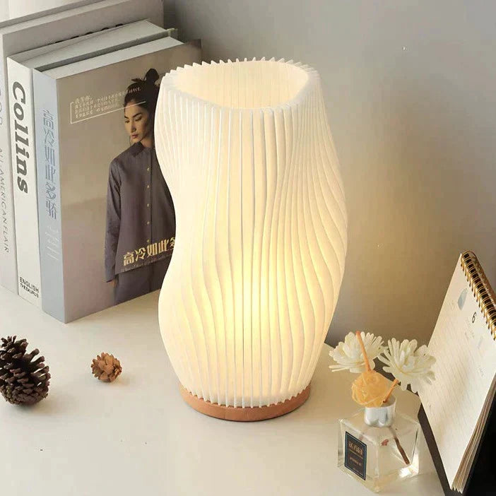 Lampe Serene Wavecrest - Zeitgenössische Eleganz mit dimmbarem USB