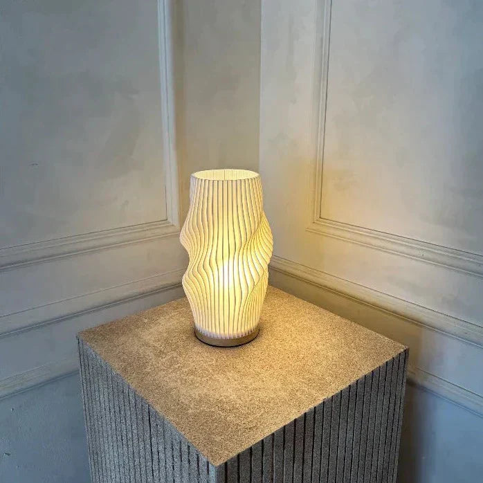 Lampe Serene Wavecrest - Zeitgenössische Eleganz mit dimmbarem USB