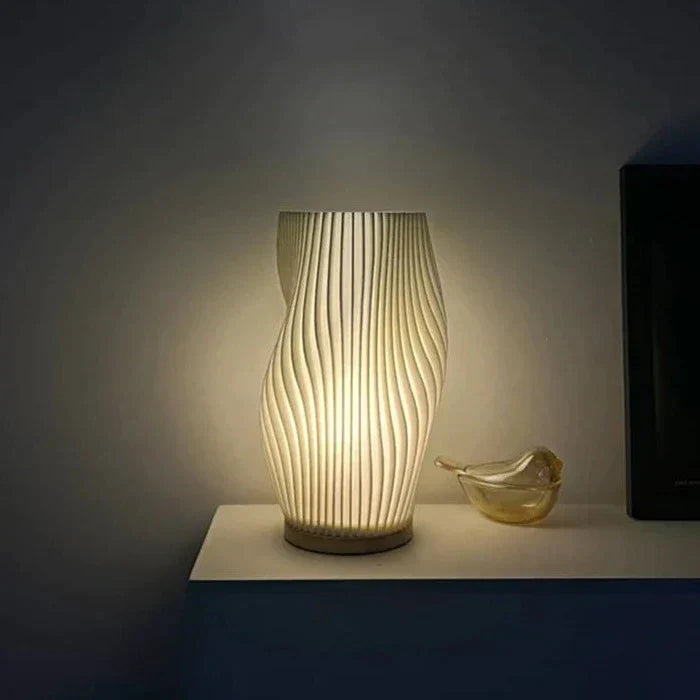 Lampe Serene Wavecrest - Zeitgenössische Eleganz mit dimmbarem USB