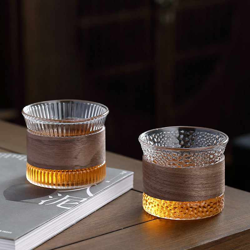 WoodFlow – Handgemachtes Tumbler-Glas mit Holzakzent für stilvolles Genießen