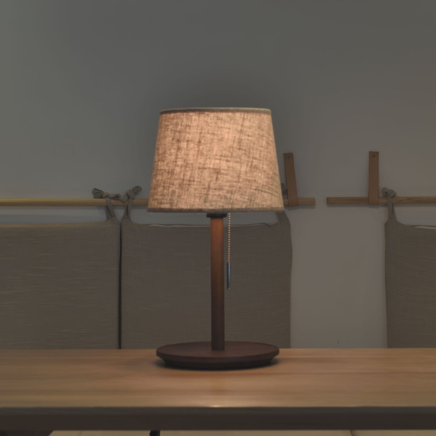 Lampe Gentle Glow Nordic Walnuss - Natürliches und Beruhigendes Licht aus Holz und Stoff