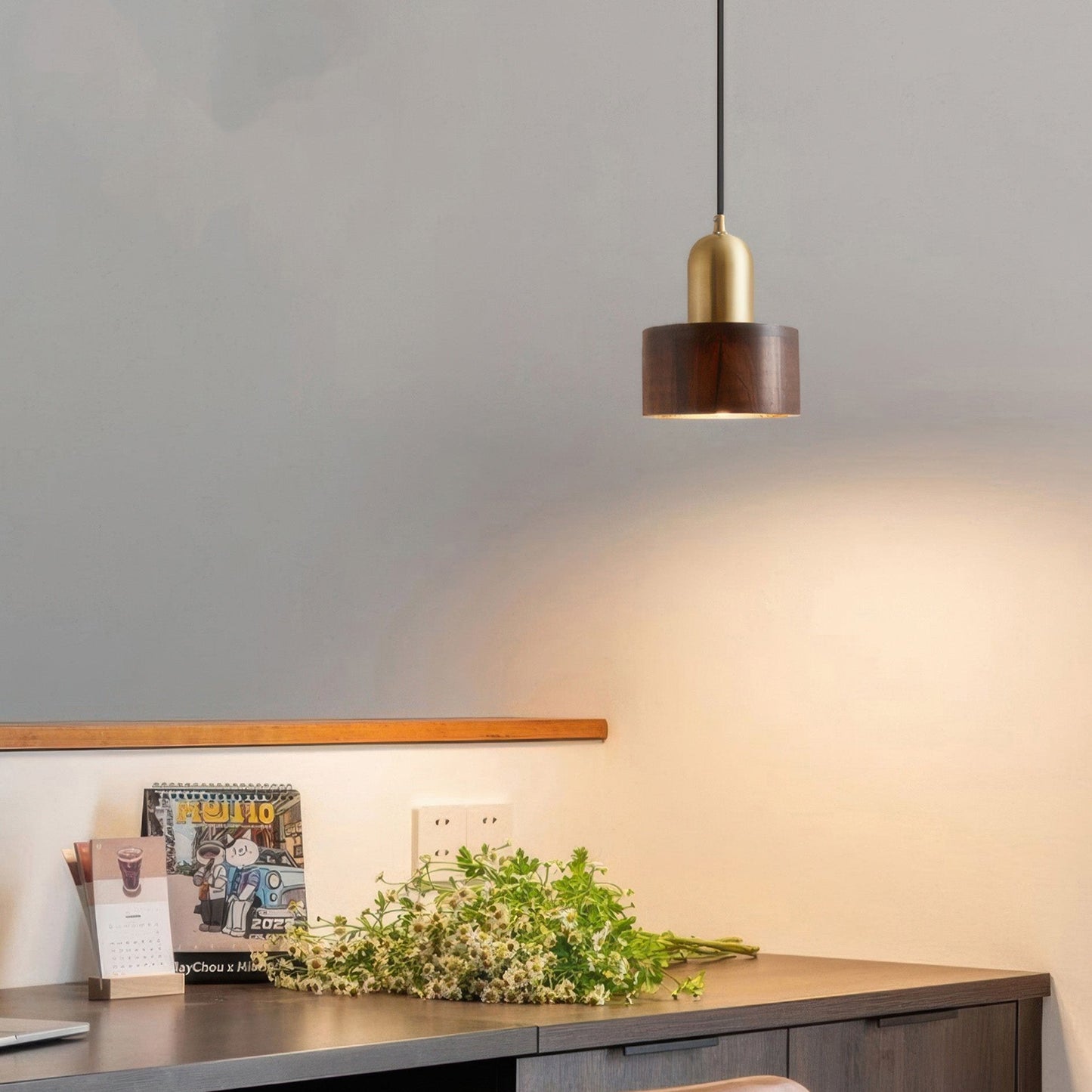 Aufhängungszylinder – Moderne Lampe aus Messing und Holz mit LED-Beleuchtung