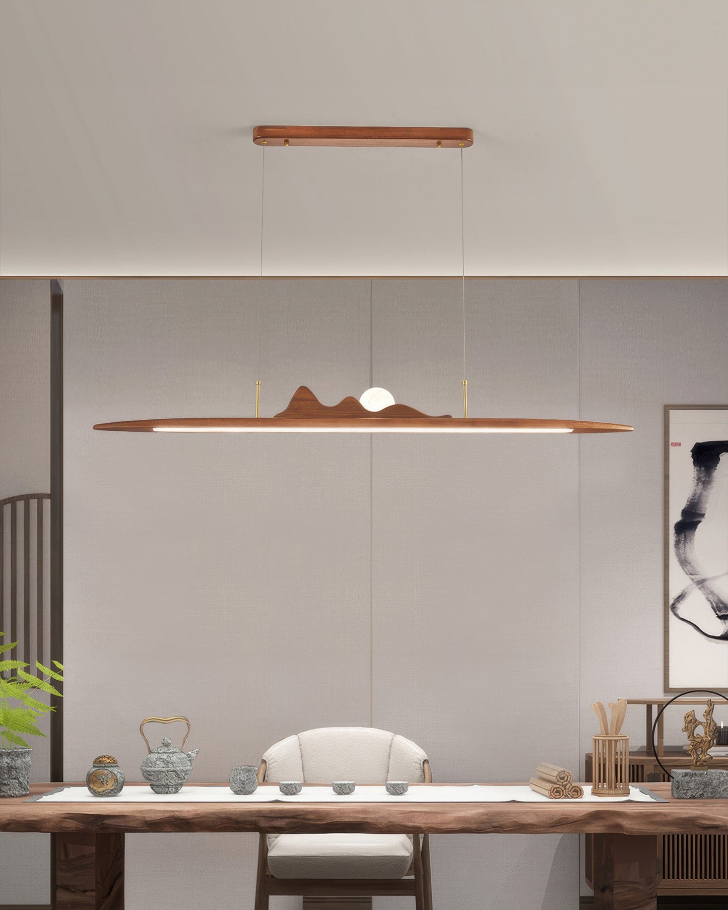 Hängelampe mit Holzstreifen im minimalistischen One-Line-Design