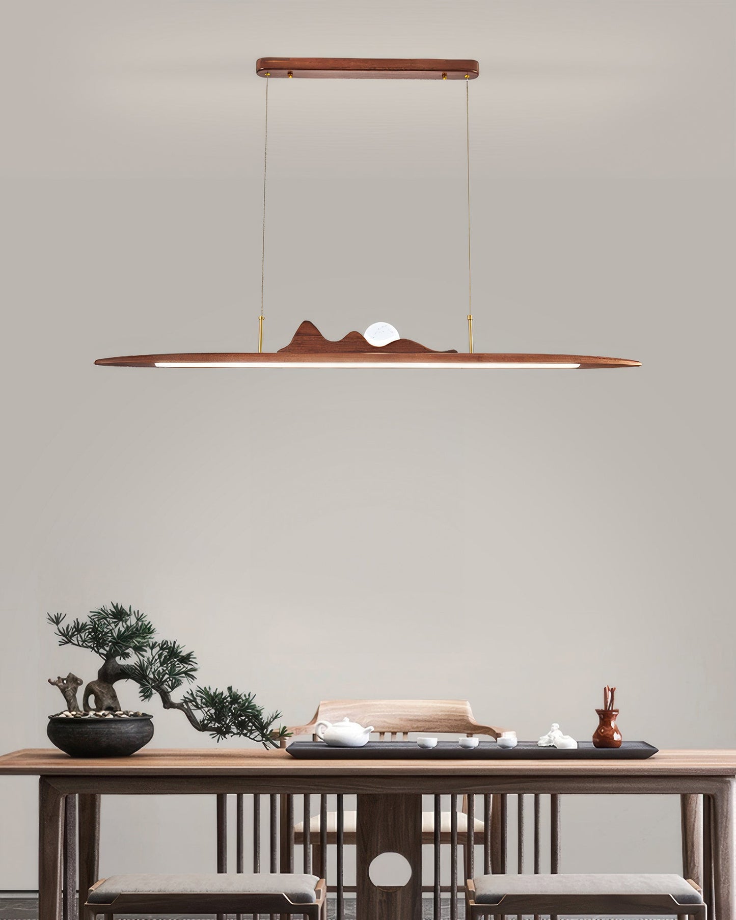 Hängelampe mit Holzstreifen im minimalistischen One-Line-Design