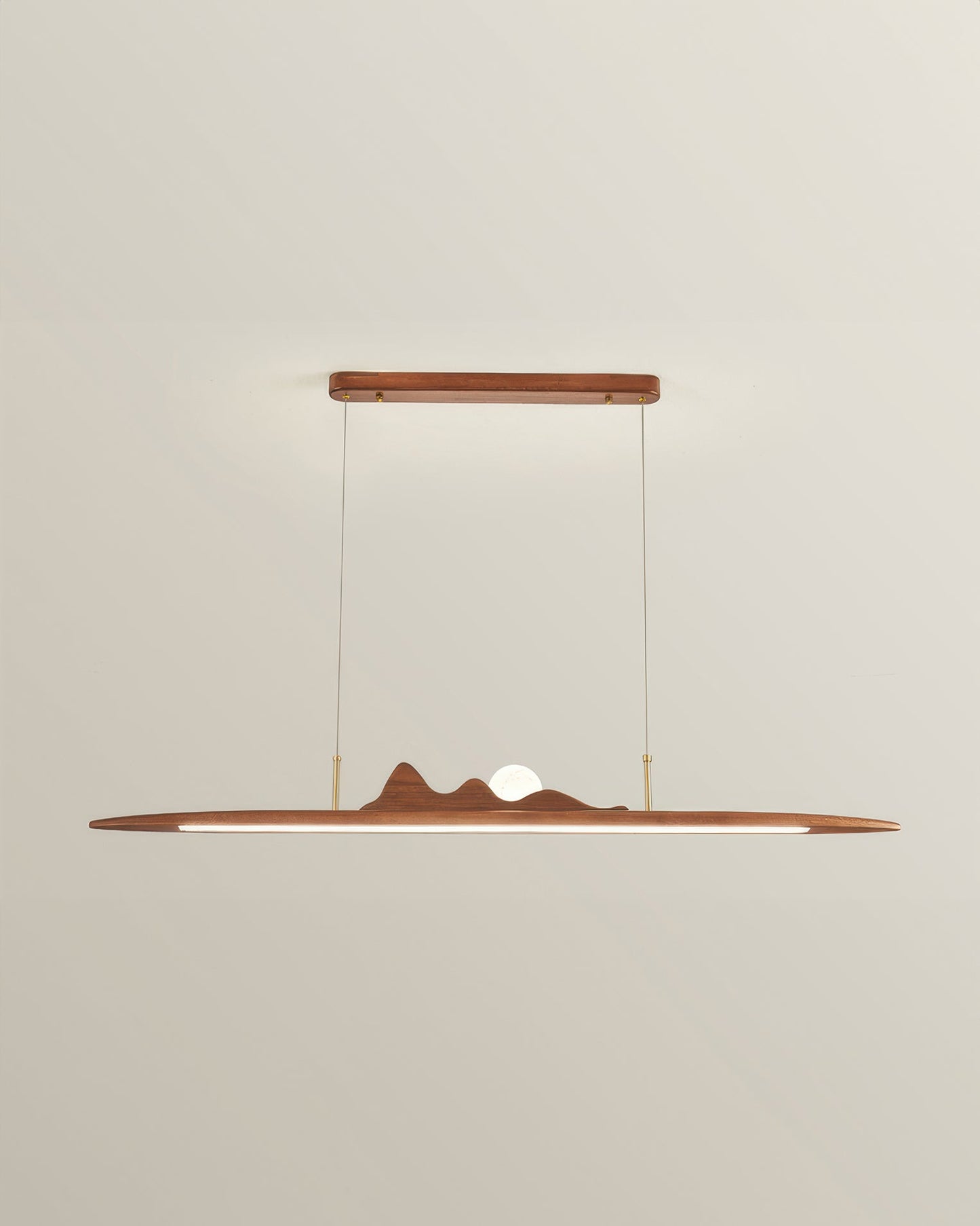 Hängelampe mit Holzstreifen im minimalistischen One-Line-Design