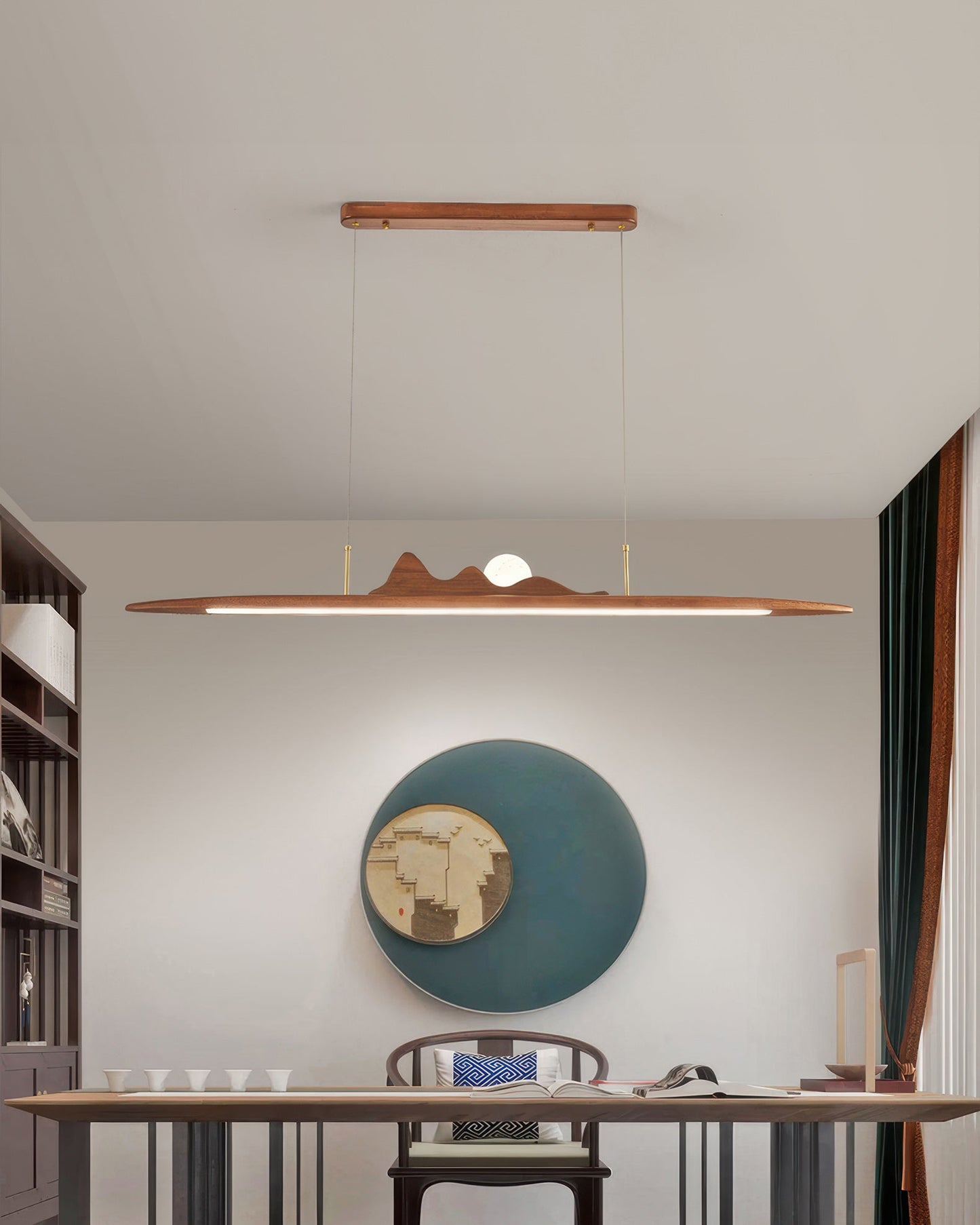 Hängelampe mit Holzstreifen im minimalistischen One-Line-Design