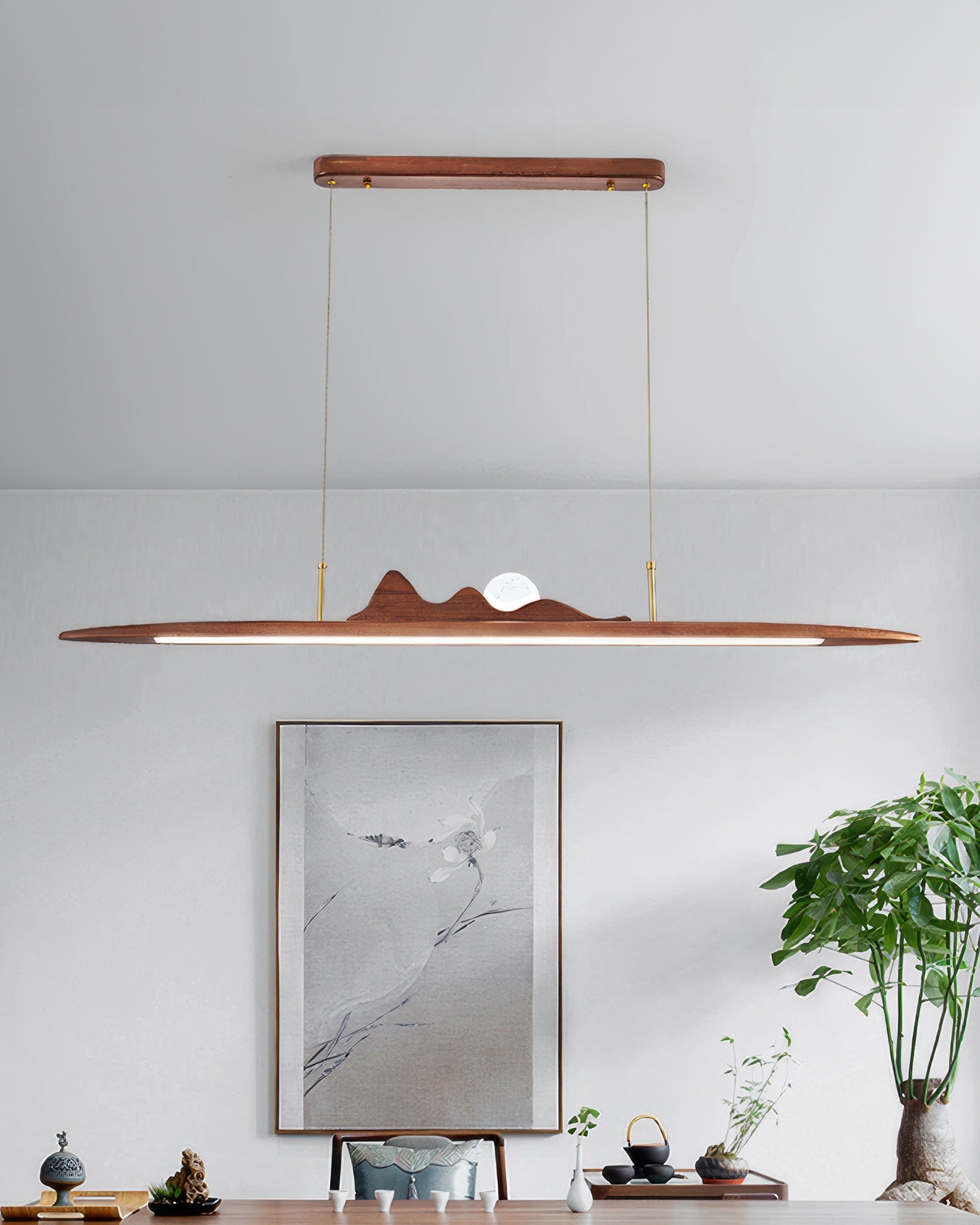 Hängelampe mit Holzstreifen im minimalistischen One-Line-Design