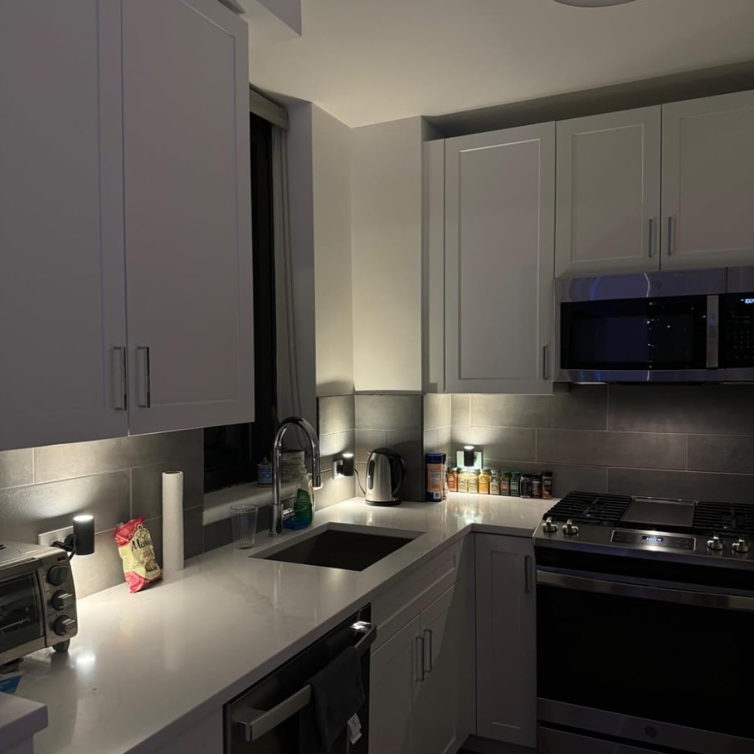 Garduru LED Wandleuchte – Elegante Plug-In-Beleuchtung mit Automatik- und Dauerbetrieb
