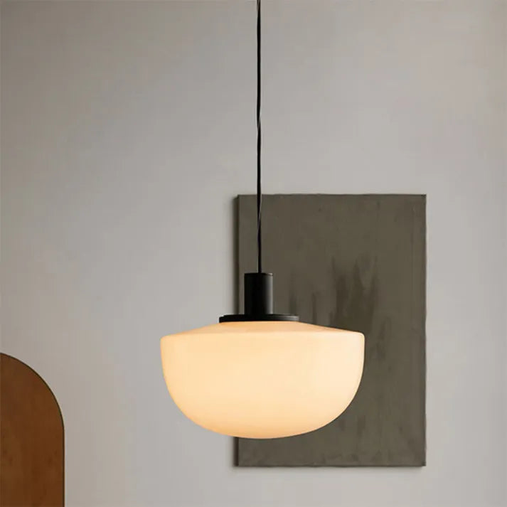 Moderne Glas- und Metallaufhängung – Elegante Globelampe für Küche und Esszimmer