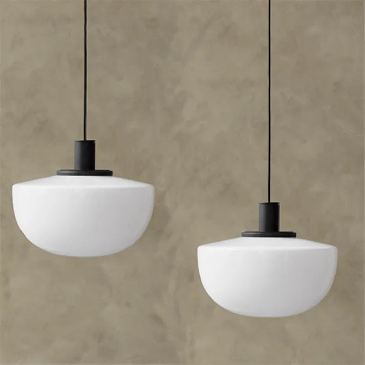 Moderne Glas- und Metallaufhängung – Elegante Globelampe für Küche und Esszimmer