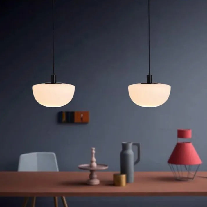 Moderne Glas- und Metallaufhängung – Elegante Globelampe für Küche und Esszimmer