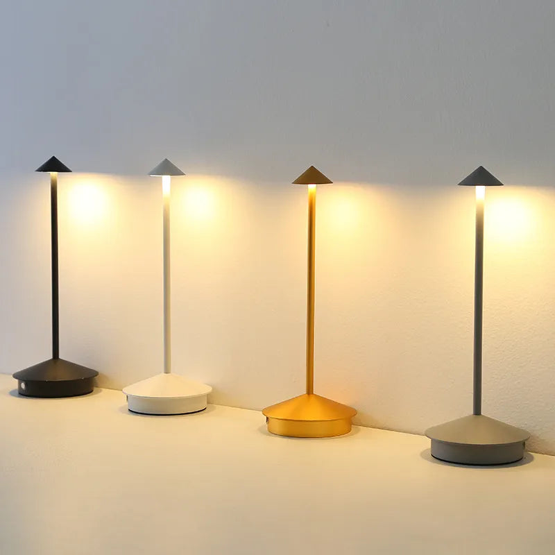 Elegante Tischlampe aus Metall und Glas | DartGlow