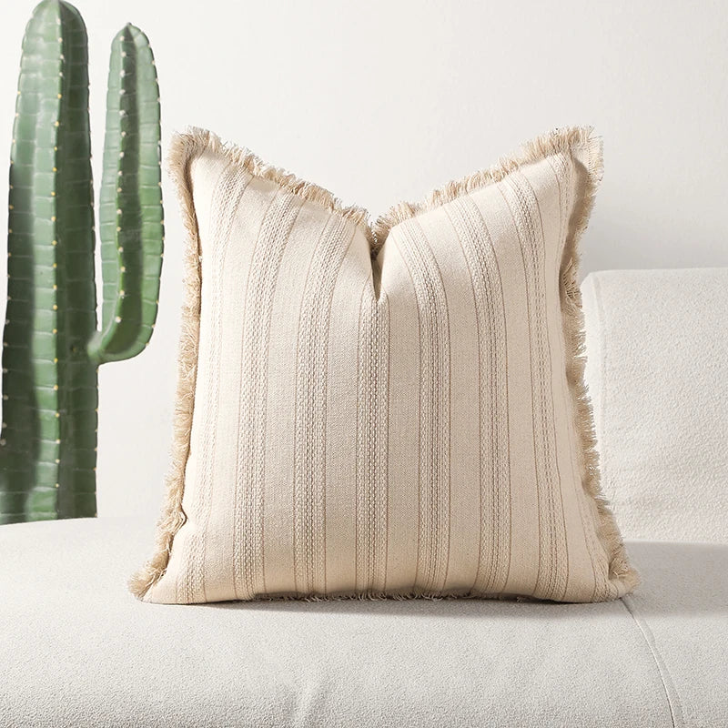 ScandiLuxe – Elegante Jacquard Kissenbezug mit feinen Fransen Details