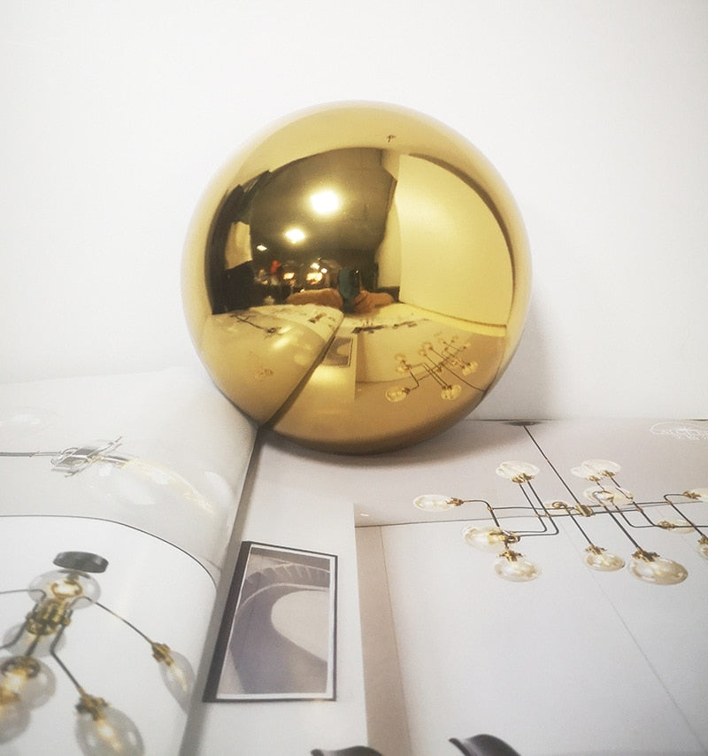 RoyaleGlow Elegante Runde Metall Wandlampe – Modernes Wohnaccessoire