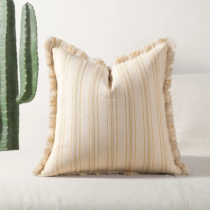 ScandiLuxe – Elegante Jacquard Kissenbezug mit feinen Fransen Details