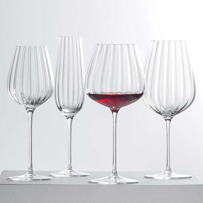 Getränkegläser – Wellenmuster aus Glas – Elegantes Design für Wein & Cocktails