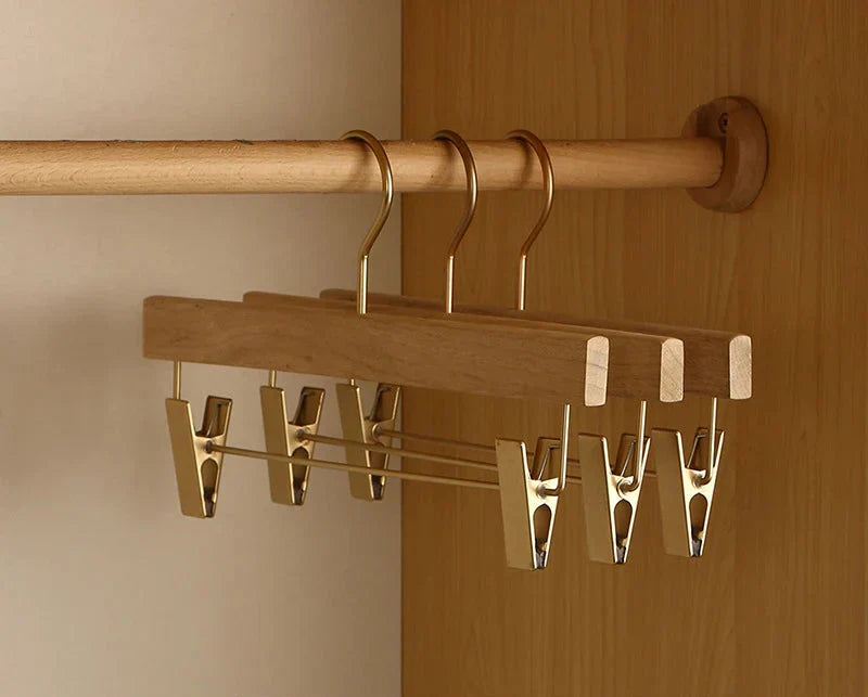 Premium Holzkleiderbügel aus Kampherholz mit breiten Schultern – Set von 2 für optimale Kleidungsorganisation