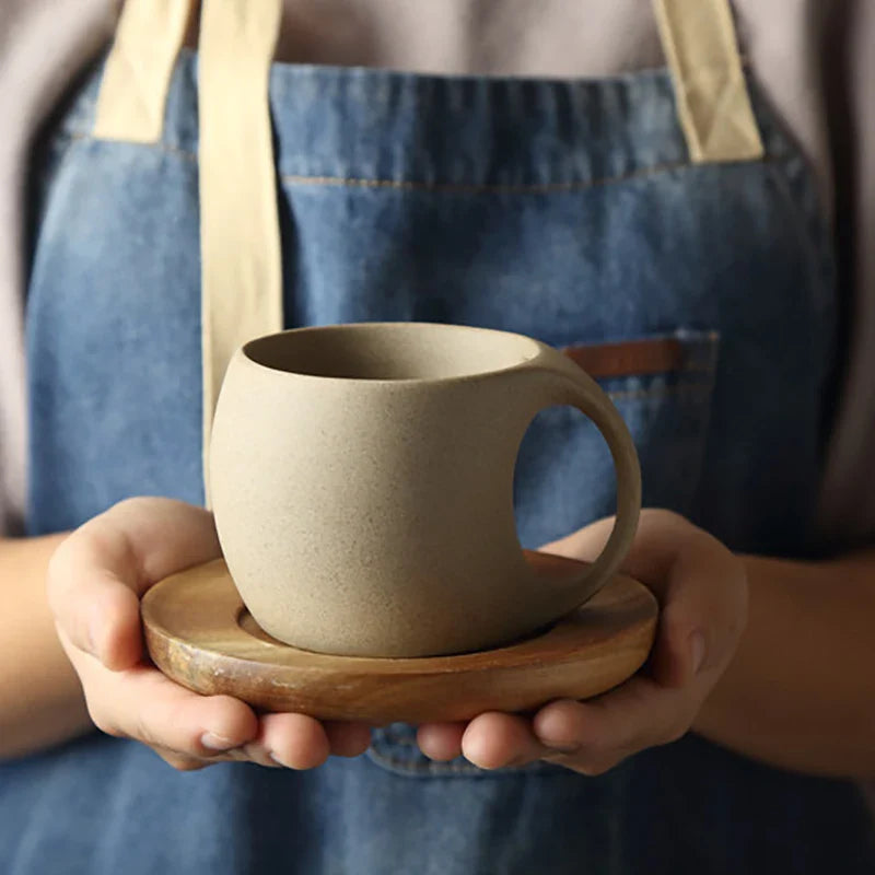 Minimalistische keramische Kaffeetasse mit Holzuntersetzer