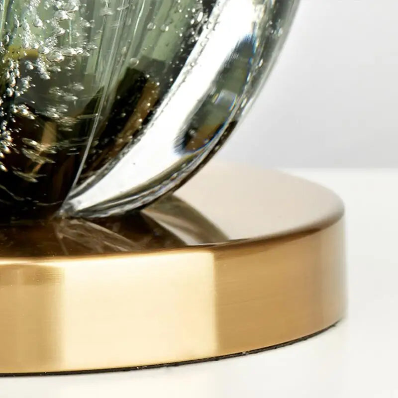 Tolles Licht – Übergroße Tischlampe aus Glas