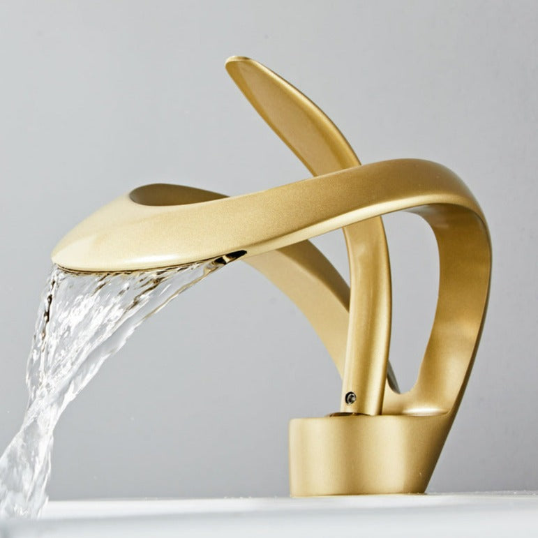Badezimmer Wasserhahn mit modernem Wasserfallauslauf
