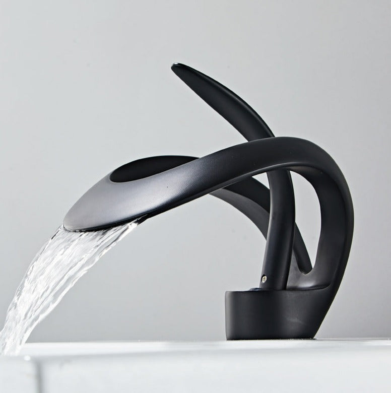 Badezimmer Wasserhahn mit modernem Wasserfallauslauf