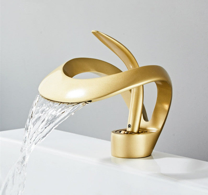 Badezimmer Wasserhahn mit modernem Wasserfallauslauf