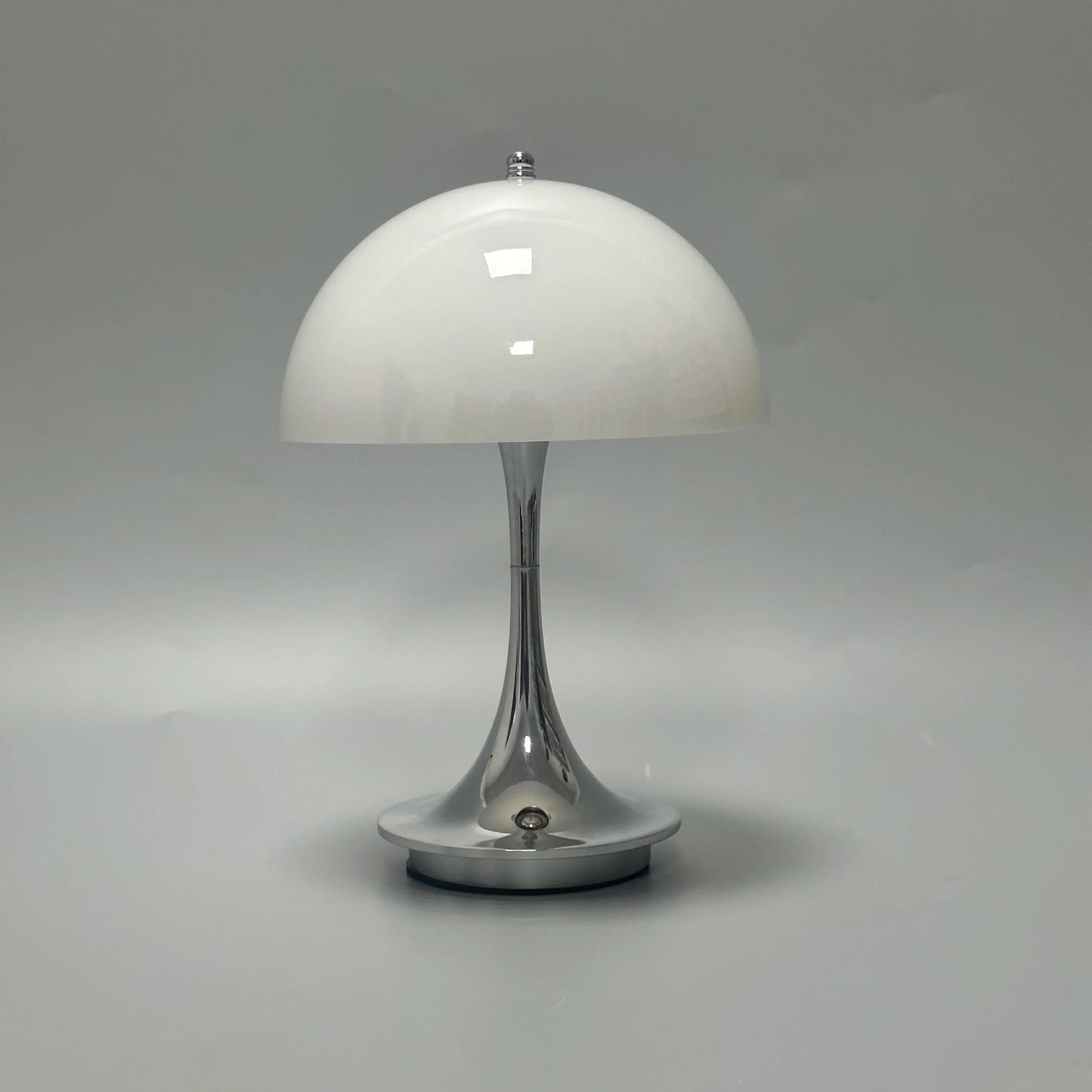 Moderner Lampen-Nachttisch